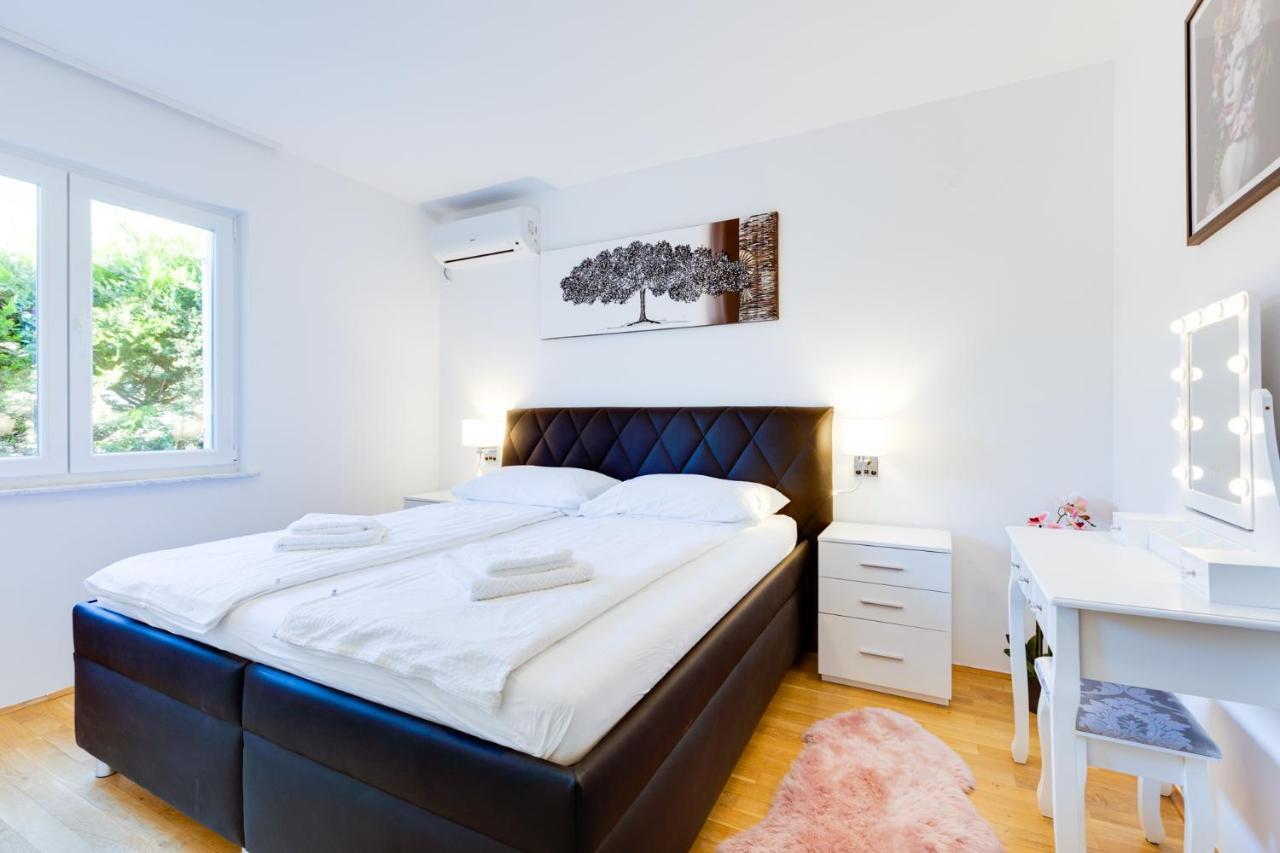 Apartment Kamila Krk Town Eksteriør bilde